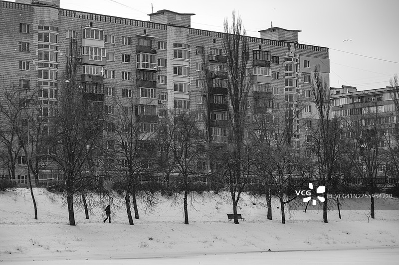 基辅雪景中的城市步行者图片素材