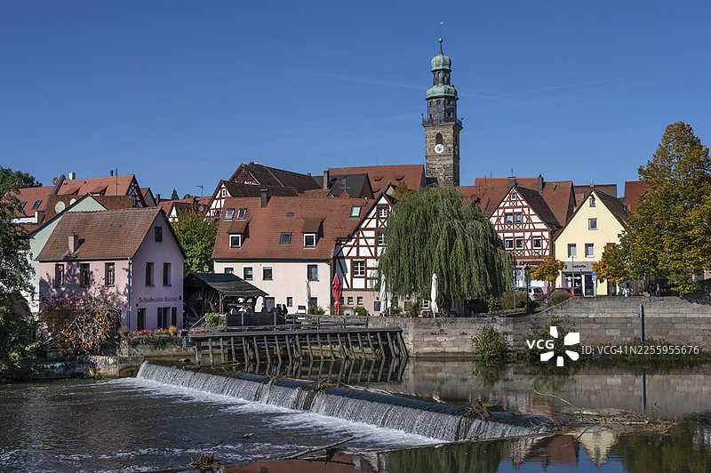 德国巴伐利亚州米特尔弗兰肯行政区劳夫河畔劳夫的旧城区景观，有圣约翰教堂，前方是历史悠久的 Schleifmühle 和 Pegnitz 拦河坝图片素材