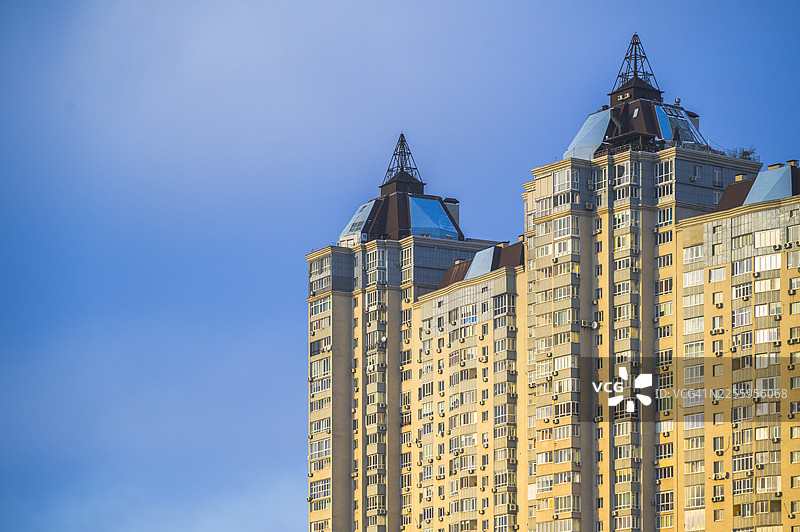 蓝天下现代高层公寓楼图片素材