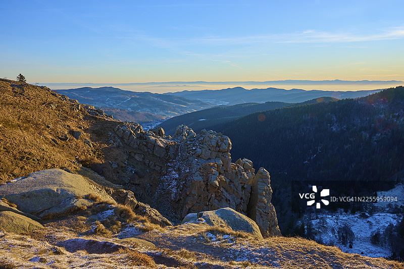 宁静的山地景观，前景有岩石，背景是蓝天，莱茵河谷的景色，观景点，皮埃尔峡谷，马丁斯旺德，弗兰肯塔尔，孚日山脉，法国图片素材