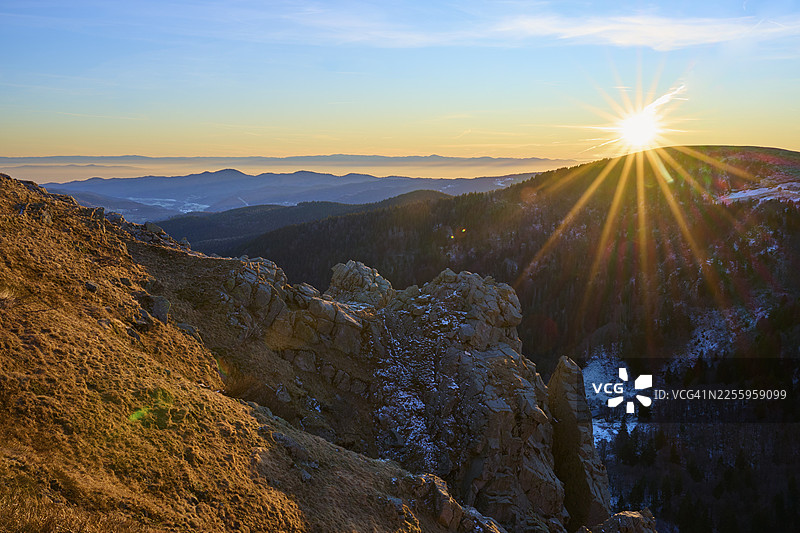 低角度的阳光照亮了山脉中的岩层，望向莱茵河谷，观景点，皮埃尔峡谷，马丁斯旺德，弗兰克塔尔，孚日山脉，法国图片素材