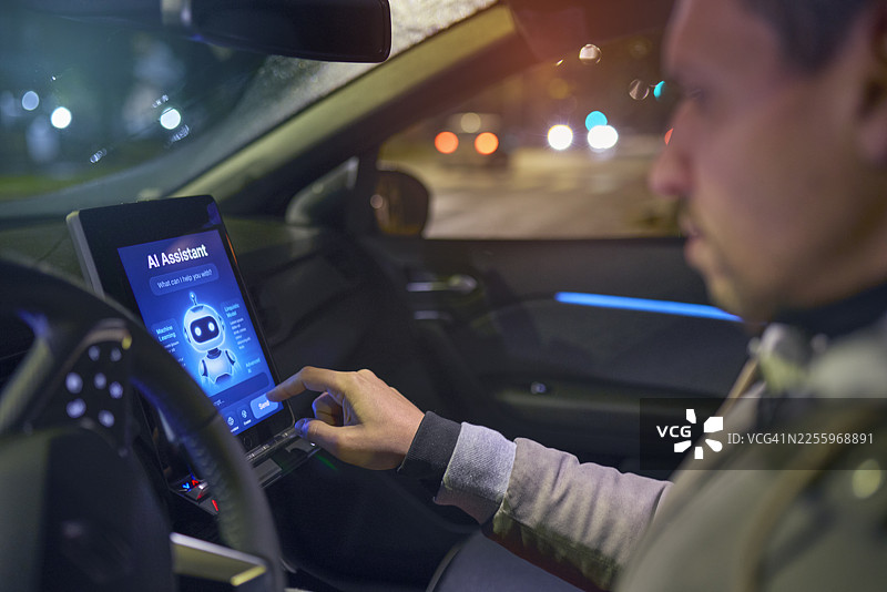 汽车内，一名男子侧身使用平板电脑上的AI助手图片素材