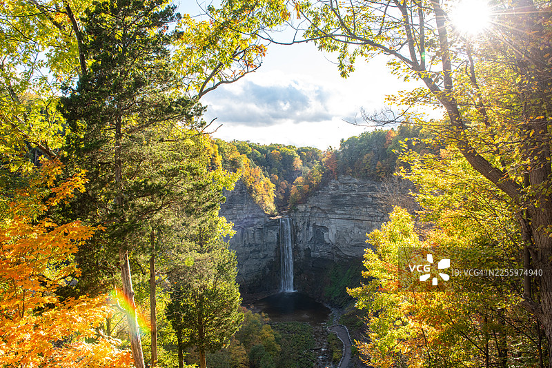 秋季纽约州伊萨卡手指湖区陶格尼瀑布州立公园的瀑布图片素材