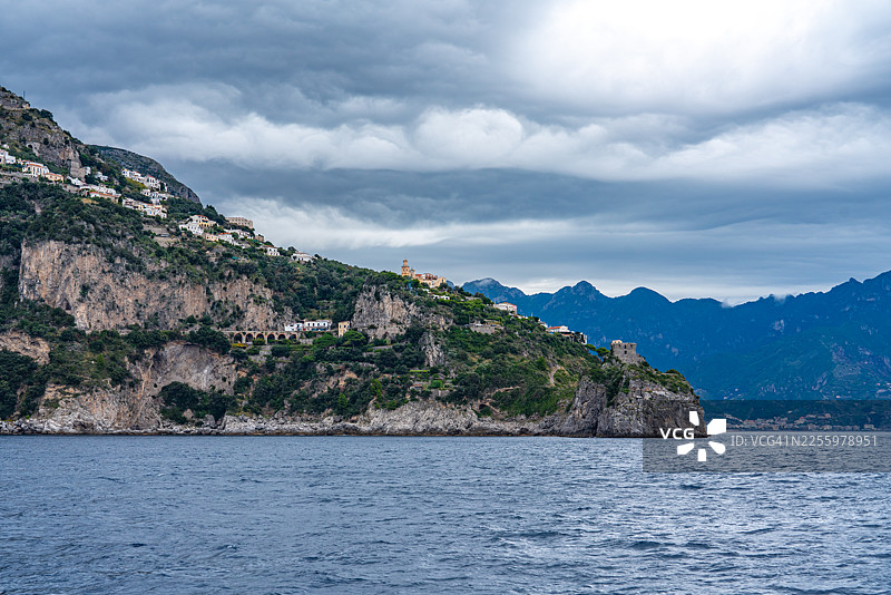 从拉韦洛看波西塔诺到阿马尔菲海岸的海岸线景观，意大利图片素材