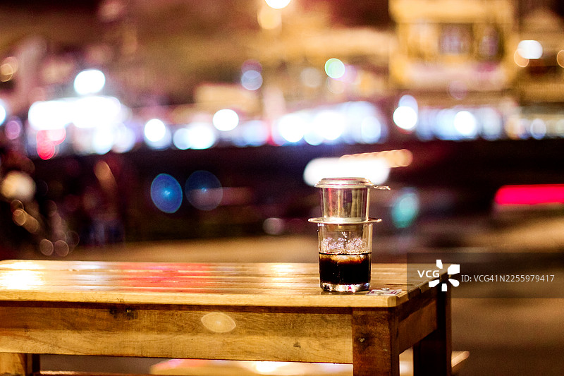 木桌上的饮品，营造出氛围感图片素材