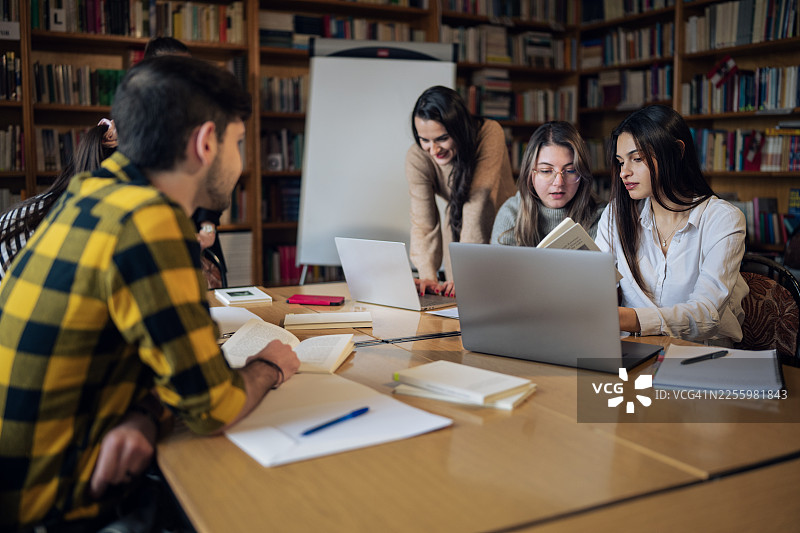 一群大学生在图书馆学习图片素材
