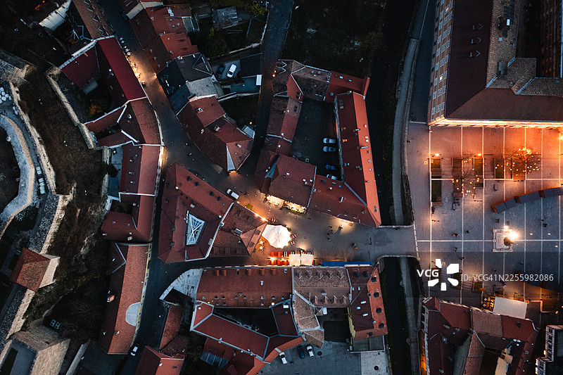 黄昏时分狭窄街道和历史建筑的鸟瞰图图片素材