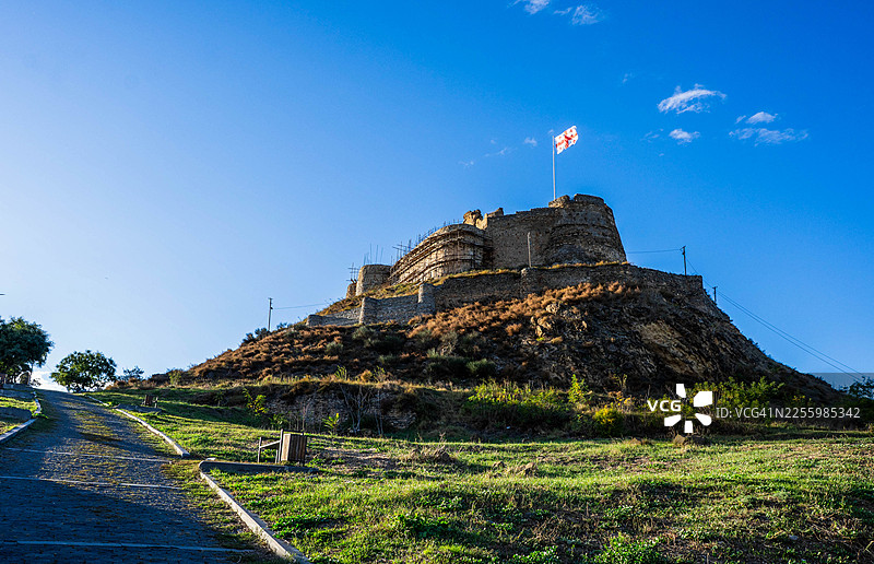 格鲁吉亚戈里城堡的古老石墙在蓝天下图片素材