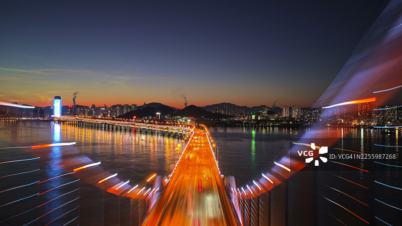 暖色调：对称的夜晚桥梁光轨，形似展开的翅膀，大连图片素材