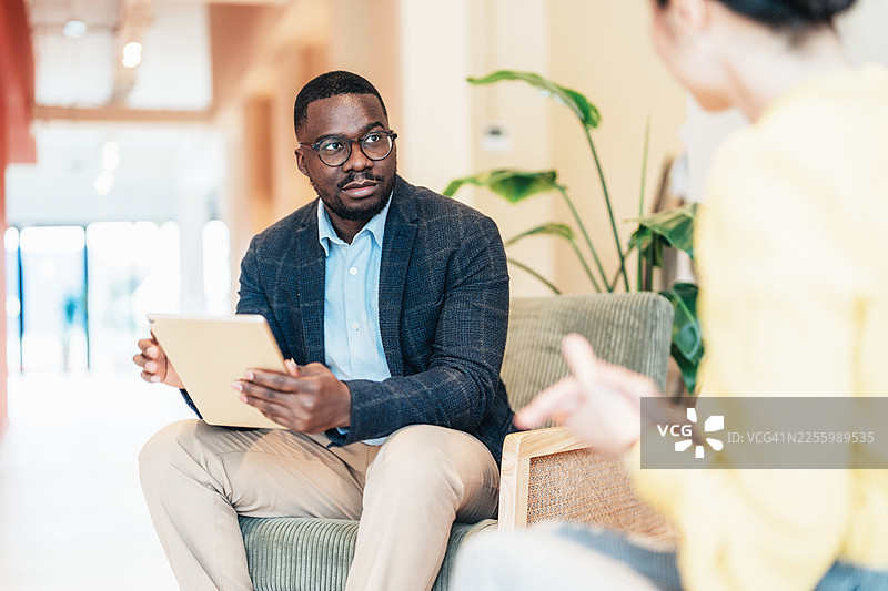 经验丰富的专业人士在商务会议中为同事提供建议图片素材