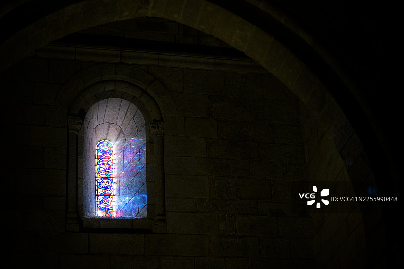 低角度拍摄的教堂彩色玻璃窗图片素材
