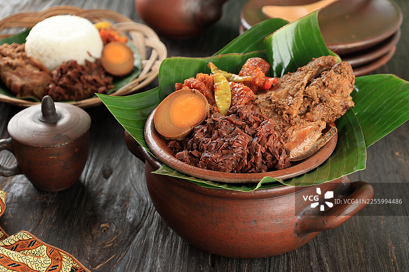 古农咖喱饭，印度尼西亚日惹的特色传奇美食。图片素材