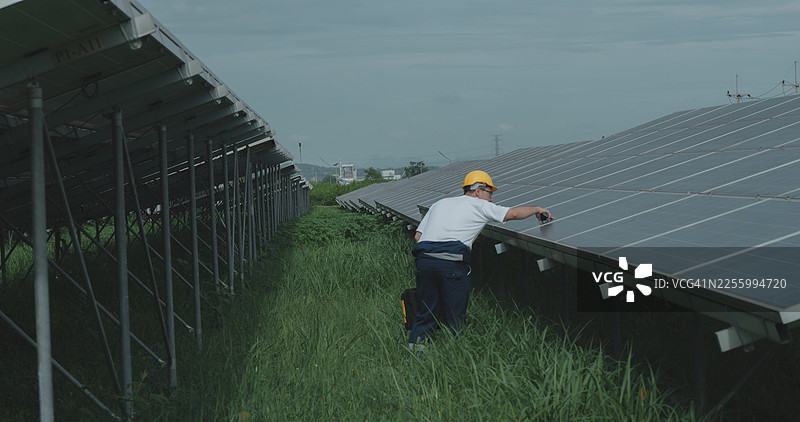 现场工程师使用工具包检查太阳能电池板图片素材
