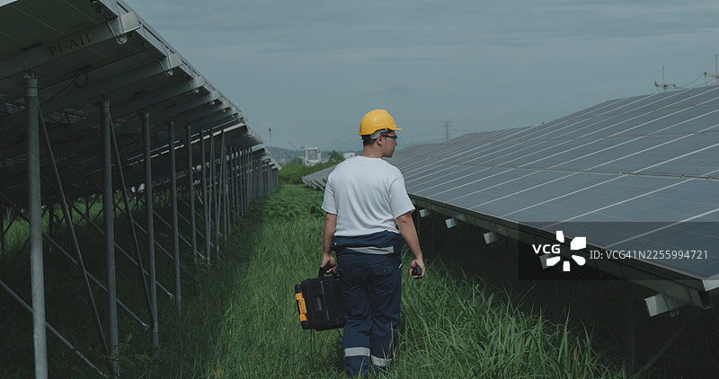 现场工程师使用工具箱检查太阳能电池板图片素材