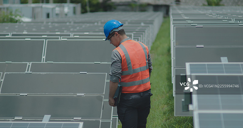 现场工程师使用工具包检查太阳能电池板图片素材
