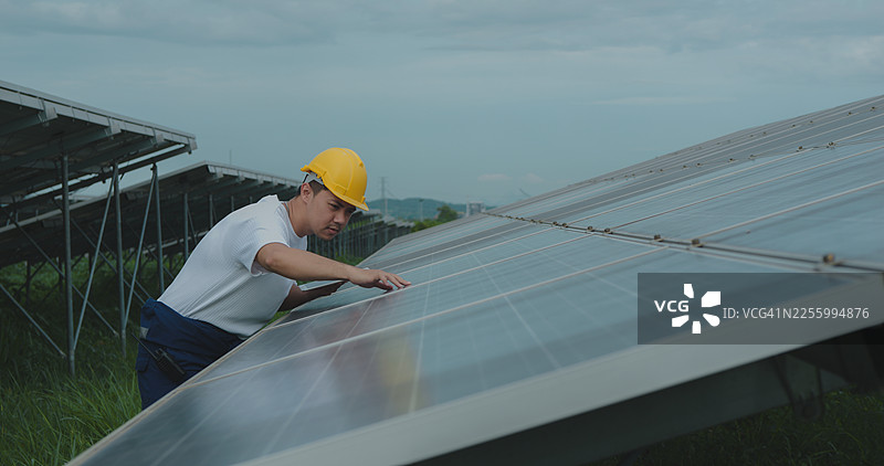 现场工程师使用工具箱检查太阳能电池板图片素材