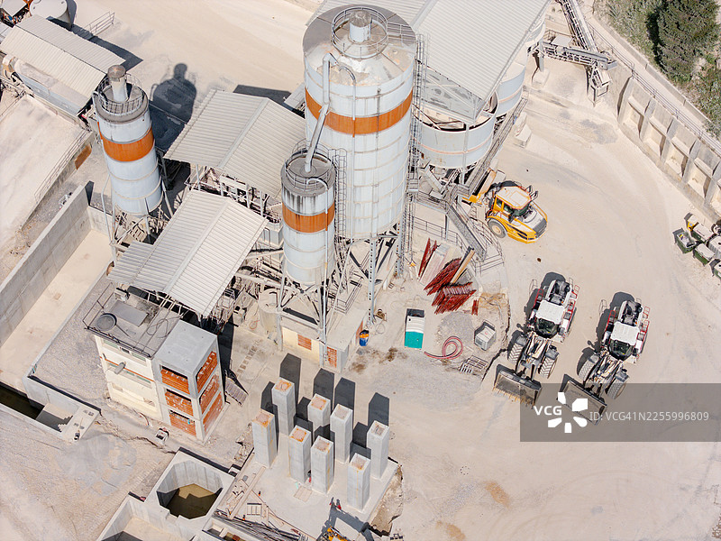 工业采石厂鸟瞰图，有筒仓和机械图片素材