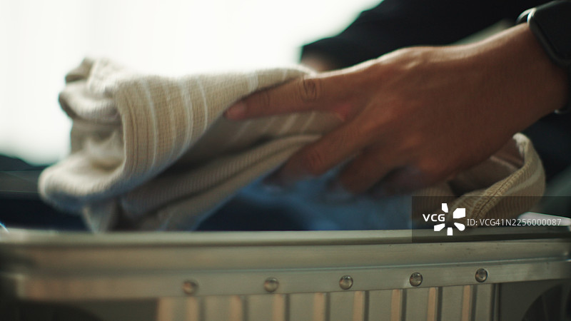 准备旅行，整理行李箱图片素材