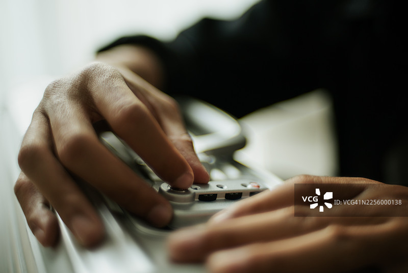 手在行李箱上输入密码图片素材