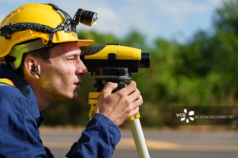 建筑师和工程师正在勘测和处理建筑结构，检查蓝图、施工现场、道路，涉及一般工作细节、商业概念、建筑和道路。图片素材