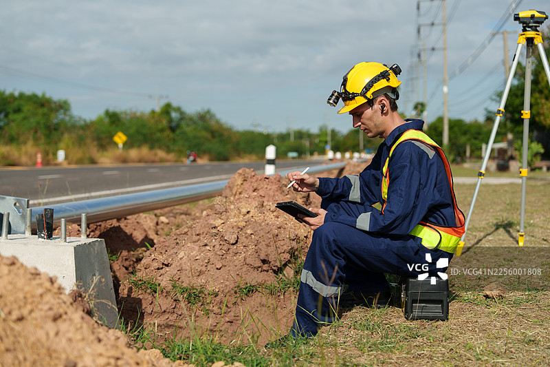 建筑师和工程师正在勘测和建造结构，检查蓝图、建筑工地、道路，处理一般工作细节、商业概念、建筑和道路。图片素材