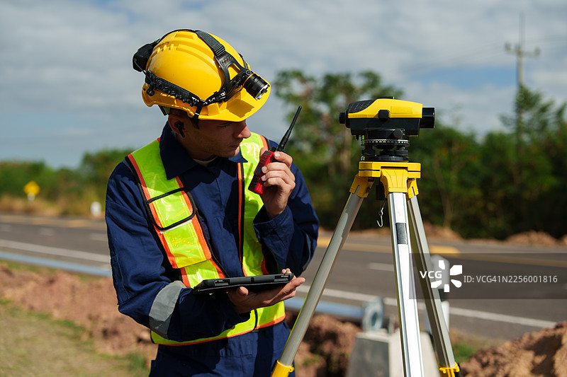 建筑师和工程师正在勘测和建造结构，检查蓝图、建筑工地、道路，涵盖了工作细节、商业概念、建筑和道路等方面。图片素材