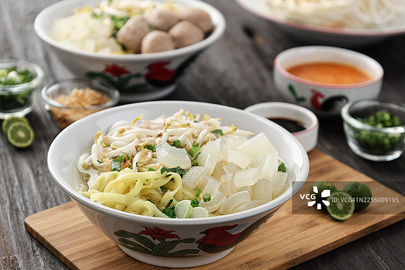 万隆牛肉面。来自西爪哇万隆的传统巽他菜肴，包含牛肉面、肉丸和豆芽。图片素材