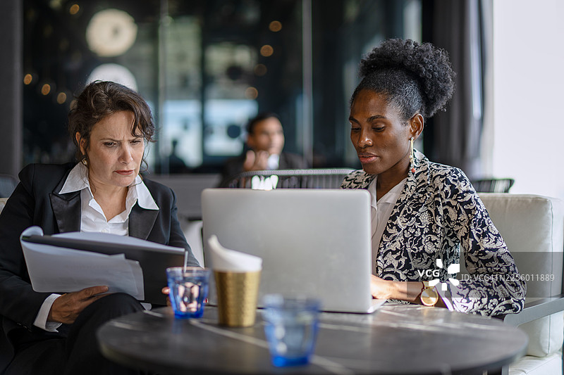 一群白领人士正在屋顶酒吧聚会。图片素材