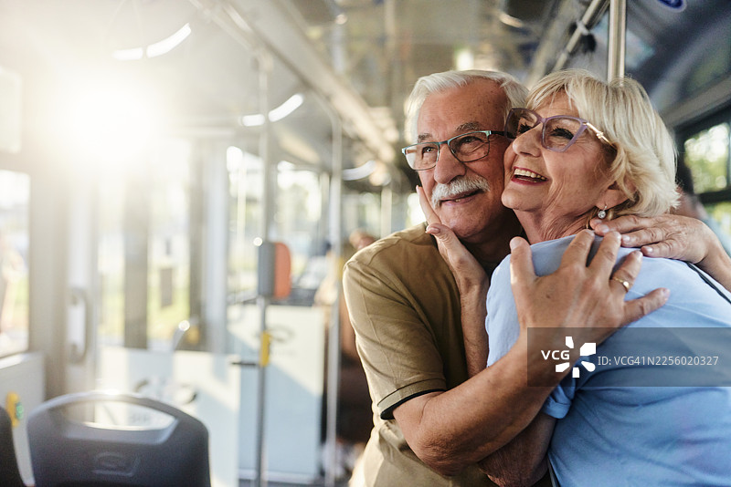 恩爱的一对老年夫妇乘公交车旅行。图片素材
