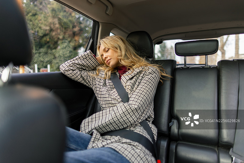 女人在车里睡觉图片素材