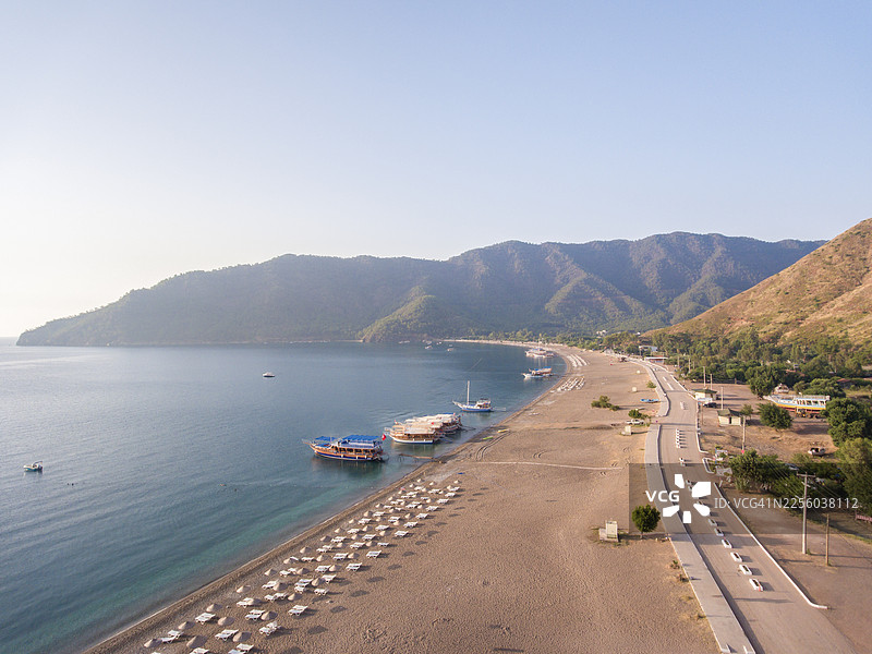 安塔利亚，土耳其，阿德拉斯海滩，旅游船在空中等待图片素材