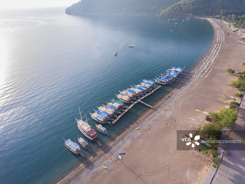 土耳其安塔利亚阿德拉桑海滩上，观光船只在空中俯瞰下等待着。图片素材