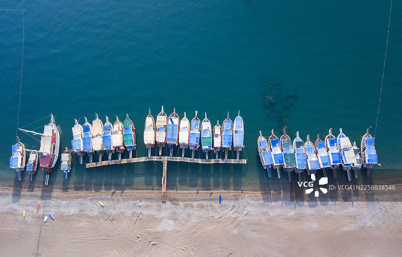 土耳其安塔利亚，阿德拉桑海滩上等待的旅游船只的航拍图。图片素材