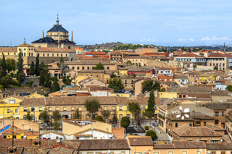 托莱多圣胡安包蒂斯塔医院（Tavera医院）及城市全景。西班牙，托莱多。图片素材