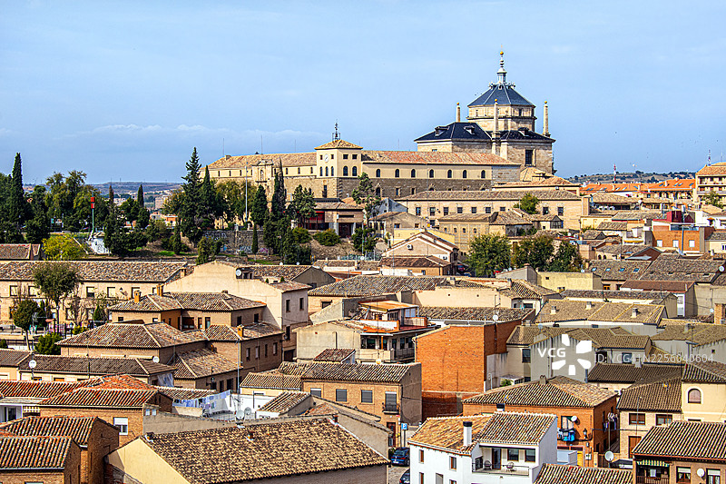 托莱多塔维拉医院（圣胡安包蒂斯塔医院）和城市全景。西班牙，托莱多。图片素材