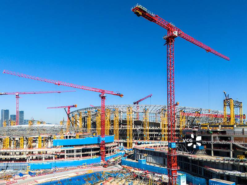 施工现场，有塔吊和未完工的建筑图片素材