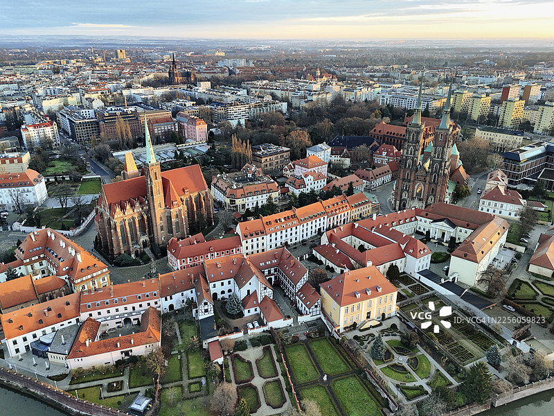 俯瞰波兰弗罗茨瓦夫历史悠久的奥斯特罗夫·图姆斯基岛图片素材