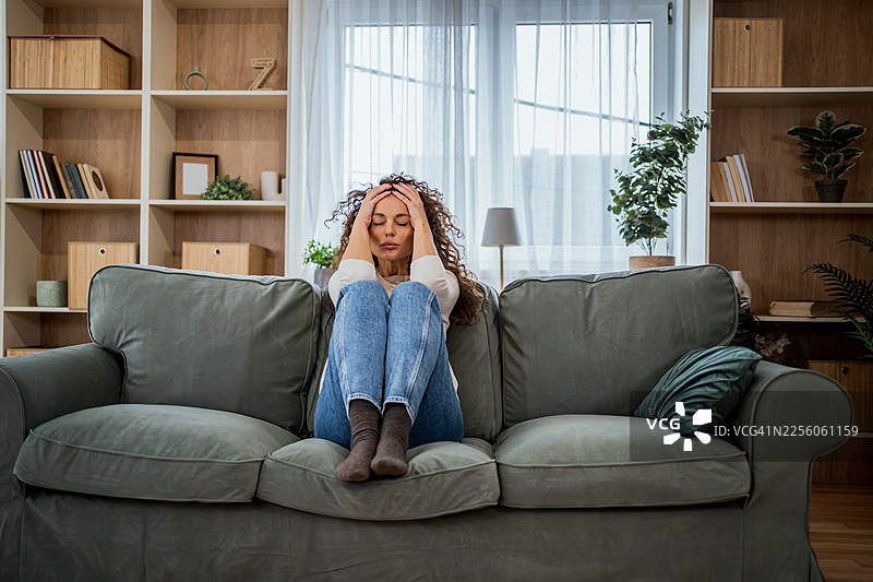 女子在家头痛，感到压力很大图片素材