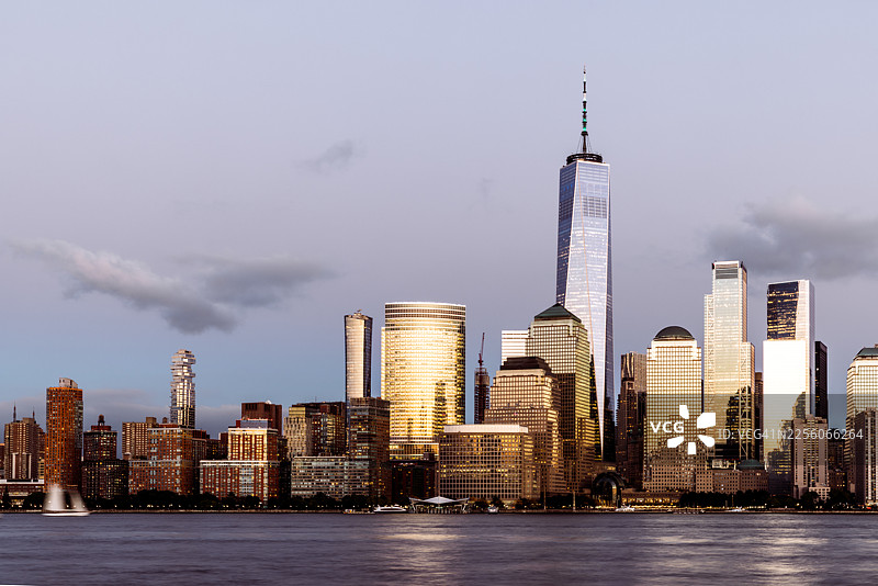 曼哈顿金融区，华灯初上的摩天大楼在黄昏时分，纽约市，美国图片素材