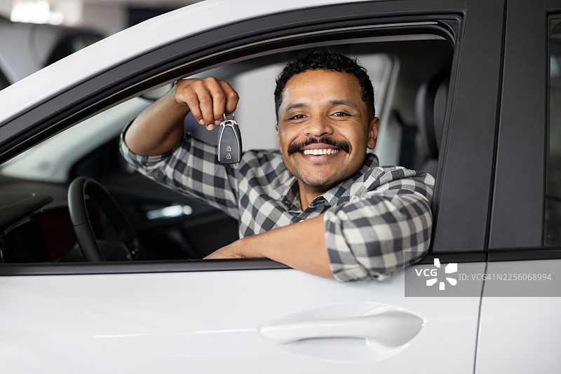 开心拿着新车钥匙的男人在微笑图片素材