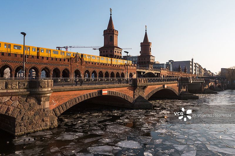 柏林斯普雷河上的浮冰与驶过的地铁列车（地点：上包姆桥）图片素材