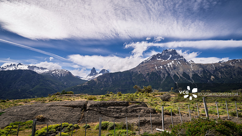 远眺塞罗卡斯蒂略山脉的巴塔哥尼亚草原图片素材