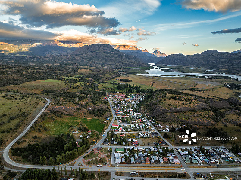 巴塔哥尼亚村庄和塞罗卡斯蒂略附近山谷的鸟瞰图图片素材
