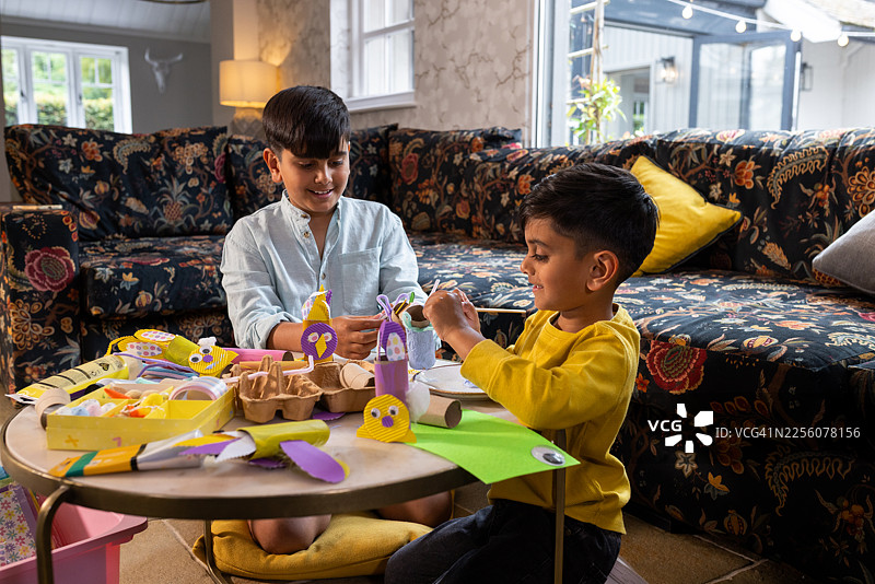 兄弟俩一起享受手工制作的乐趣图片素材