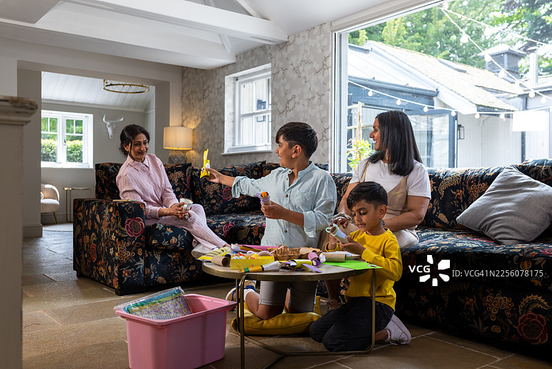 家人在复活节制作手工图片素材