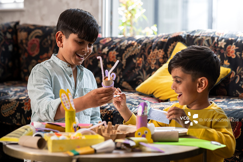 两个小兄弟一起开心地制作手工图片素材