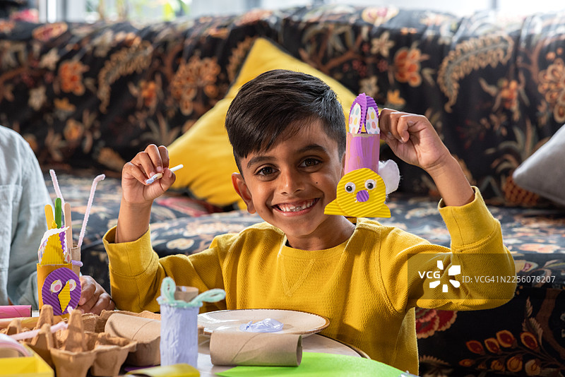 自豪的男孩展示他的手工艺品图片素材