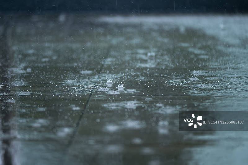 雨季，雨滴在雨季的地面上飞溅图片素材