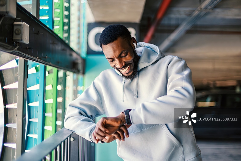 运动后查看智能手表数据的快乐男人图片素材