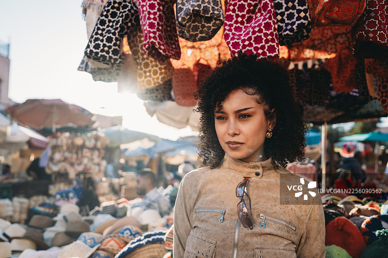 年轻女子在马拉喀什露天市场街道探索图片素材